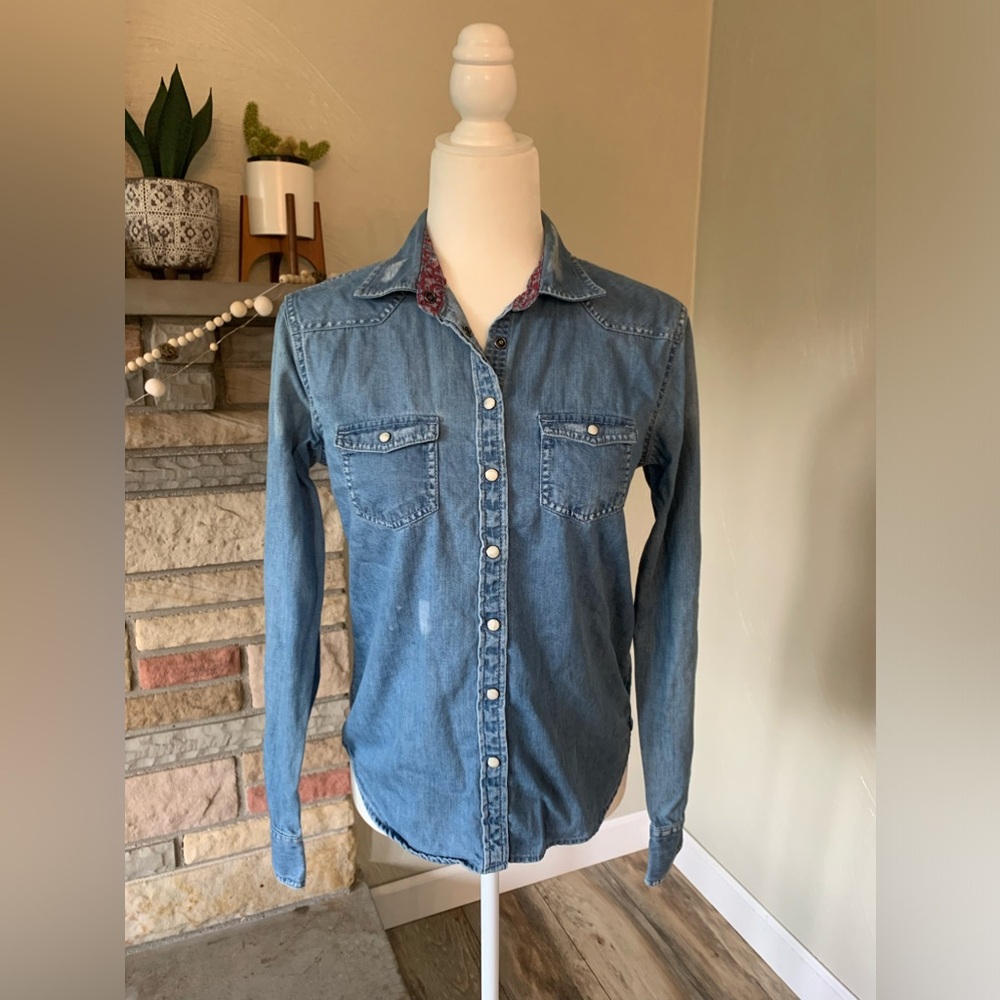 EUC Women’s American Eagle Denim Shirt. Size S.